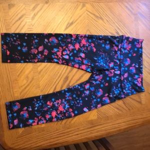 Lululemon cropped yoga pants. Size 6.